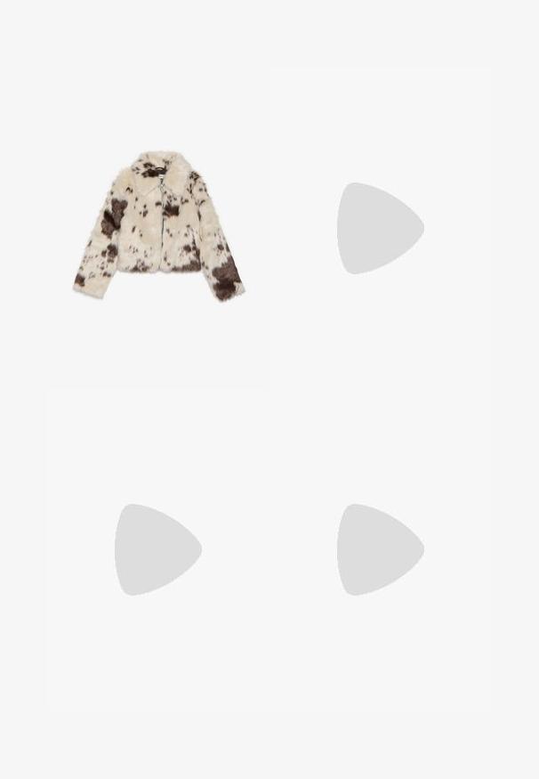 Faux fur cropped jakke i creme med mørkebrune pletter, med krave og frontlynlås. Blød tekstur og mønsterdesign.; Hvid kortærmet t-shirt med en bred rund hals og struktureret ribbet mønster, lavet af blødt stof, med en afslappet pasform og et enkelt design.; Cremefarvede bukser med bred benvidde og skræddersyet design, der har to forlommer og en enkelt frontknaplukning, lavet af et glat stof.; Stradivarius Sneakers - white