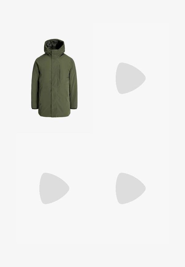 Parka isolante verde oliva con colletto alto, cappuccio e tasca sul petto con zip. Presenta una texture liscia e un design minimalista.; Giovane con capelli intrecciati che indossa una maglietta Nike grigia chiara e pantaloni Nike neri su uno sfondo bianco semplice.; Pantaloni cargo beige in un leggero cotone. Presentano polsini elasticizzati, molteplici tasche laterali e una chiusura con bottone.; Sneakers in pelle bianca con perforazioni, punta rotonda, suola piatta e lacci spessi, con logo swoosh visibile e "AIR" sul tallone.