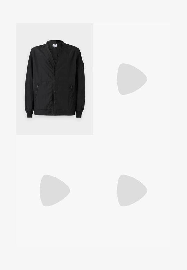 Sort letvægtsjakke med knaplukning foran, ribbede manchetter og to lynlåslommer i siderne. Har en afslappet pasform og glat tekstur.; Kulgrå Adidas T-shirt med korte ærmer og en lille neon grøn grafik af højttalere, sol og Adidas-logo på venstre bryst.; Sorte bukser med et indviklet mønster af forskellige former, herunder blomsterdesigns og striber i orange, grøn og hvid.; Sorte og hvide sneakers med en overdel i ruskind og læder, der har tre hvide striber, en perforeret tå og en sål i gummigummi.