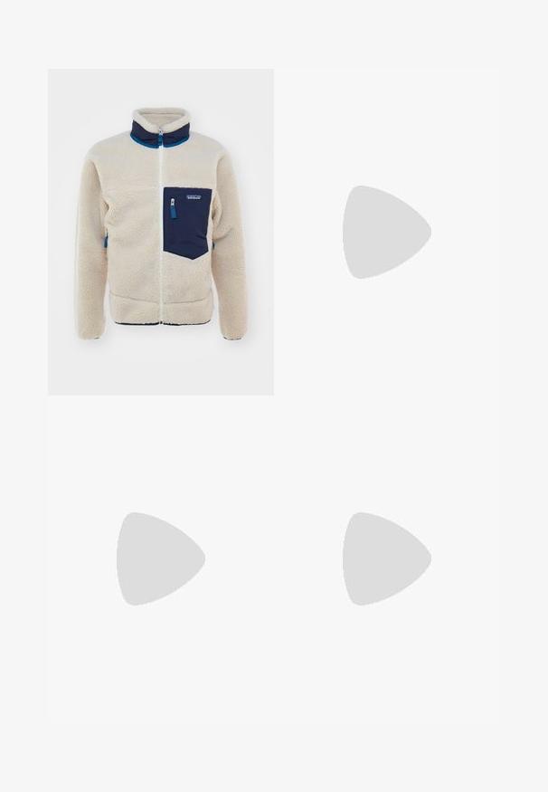 Beige fleecejakke med marineblå detaljer, full frontlukk, høy krage, og lomme på venstre bryst. Har strukturert stoff og blå akcentglidelåser.; Grå kortermet t-skjorte laget av mykt, teksturert stoff med en liten blå Patagonia-logo på venstre bryst. Ingen ekstra mønstre.; Mørkegrå bukser laget av slitesterkt stoff, med glidelåslomme, rett snitt og beltestropper for justerbar passform.; Brune vanntette joggesko med teksturert overdel, perforerte detaljer, svart hæl støtte og en grå gummisåle. Snøring er stilisert med metalliske ender.