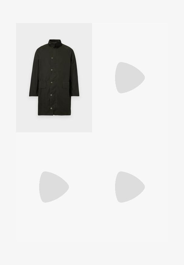 Donker groene lange jas met drukknoopsluiting aan de voorkant, twee klepzakken en een donkere kraag, weergegeven op een witte achtergrond.; Witte katoenen blouse met lange mouwen en een ronde halslijn, met zijsplitten aan de onderkant en een gladde textuur, vanuit de achterkant weergegeven.; Lichtblauwe denim jeans met een straight-leg ontwerp, vijf zakken, knoopsluiting, minimale vervaging en contrasterende stikseldetails.; Witte sneaker met een gladlederen bovenwerk en een laag profiel. Voorzien van een ronde neus, zes vetergaatjes en een gestructureerde rubberen zool.