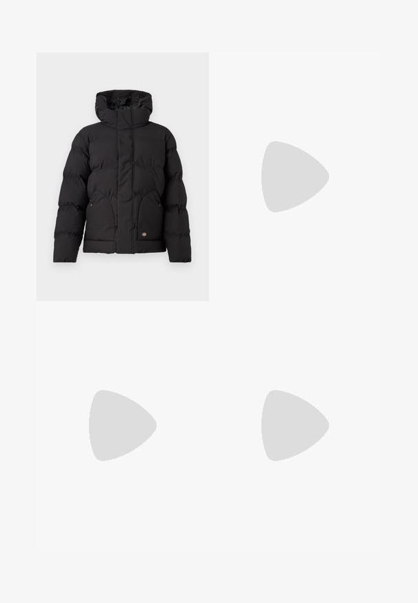 Sort pufferjakke med høj krave, med lynlås foran, to sidelommer og en logoaccent foran nederst. Blød, quilted tekstur.; Sort bomulds t-shirt, oversized design, korte ærmer, med et gult broderet logo på venstre bryst. Glat tekstur, afslappet stil.; Sorte afslappede bukser med snøring i livet, sidelommer og lige ben, på en ensfarvet baggrund.; Sorte træningssko med tekstureret stof og gummisåler, udstyret med elastiske snørebånd og en blå detalje på hælen. Bæres med lyse denimbukser.