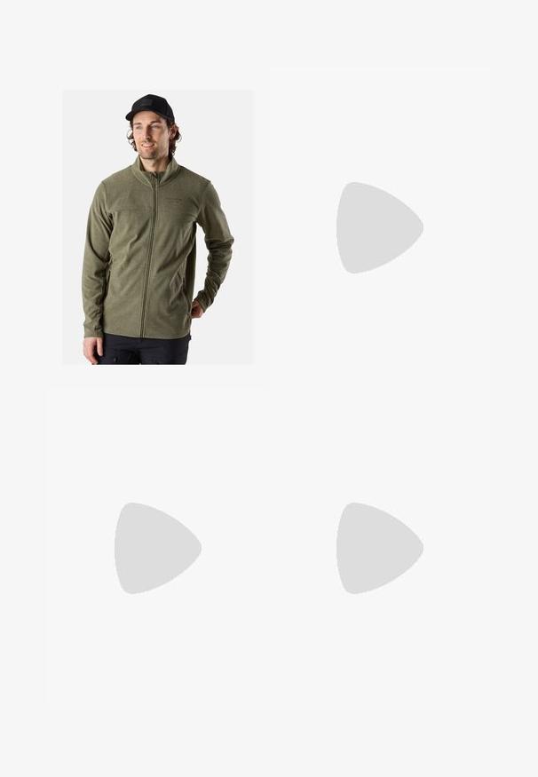 Vihreä fleece-takki, jossa on korkea kaulus, etuvetoketju ja sivutaskut. Kangas on tekstuuripintainen. Päällä musta hattu.; Musta lyhythihainen urheilupaita, joka on valmistettu kosteutta siirtävästä, joustavasta kankaasta. Paidassa on pyöreä pääntie ja pieni valkoinen logo rinnassa.; Mustat urheiluhousut, joissa on sileä pinta, kapea malli, joustava vyötäkuja ja sivutaskut. Vasemmassa reisissä on pieni logo.; Musta ja harmaa urheilukenka, jossa on verkkopäällinen, heijastavat yksityiskohdat ja valkoinen välipohja. Varustettu kuvioidulla kumipohjalla ja nauhoilla.