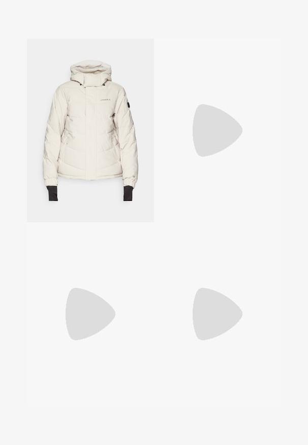 O'Neill PUFFER HYBRID JACKET - Snowboardjacke - atmosphere; Schwarzes Baumwoll-T-Shirt mit einem grafischen Druck in Pink und Weiß, mit dem Text "JUST DO IT", "NIKE" und "Athletic Depart." Standardpassform.; Schwarze weit geschnittene Hose aus leichtem Stoff, mit einem dunkelblauen Seitenpanel und einem elastischen Bund. Kleines weißes Logo am unteren Ende.; Schwarze Nike-Sneaker mit weißen Akzenten, die über eine glatte Ledertextur, ein Schnürdesign und eine abgerundete Zehenform verfügen, platziert auf einem Glasstuhl.