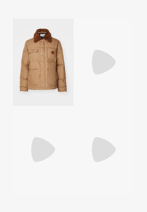 Carhartt WIP RAYLEY JACKET - Jachetă de iarnă - peanut; Tricou din bumbac negru cu mâneci scurte, gât rotund, prezentând un logo Adidas alb pe piept. Design simplu, croi lejer.; Pantaloni de trening negri, cu picioare largi, confecționați dintr-un material moale, având un talie elastică și un logo mic pe partea stângă.; Sneaker din piele neagră cu dungi albe, vârf din cauciuc, șireturi negre și talpă de culoare crem. Textură netedă cu finisaj strălucitor.