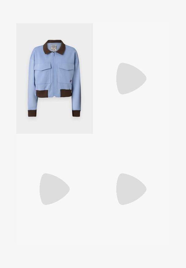 Ανοιχτό μπλε κοντό μπουφάν με καστανό πλεκτό γιακά και μανσέτες, κλείσιμο με φερμουάρ μπροστά και δύο τσέπες στο στήθος. Λείος ύφασμα με χαλαρό σχέδιο.; Πουκάμισο με κουμπιά σε ναυτικό μπλε και λευκές ρίγες, με μακριά μανίκια, μία τσέπη στο στήθος και κλασικό γιακά, κατασκευασμένο από ελαφρύ ύφασμα.; Τζιν παντελόνι σε φαρδιά γραμμή σε ανοιχτό μπλε απόχρωση, με υφή στην επιφάνεια, δύο μπροστινές τσέπες και ανθεκτική ραφή στο στρίφωμα.; Μπεζ δερμάτινη μπαλαρίνα με στρογγυλή μύτη, ελάχιστες ραφές, χαμηλό τακούνι και διακριτό λογότυπο στο πίσω μέρος. Λείο, ματ υφή.