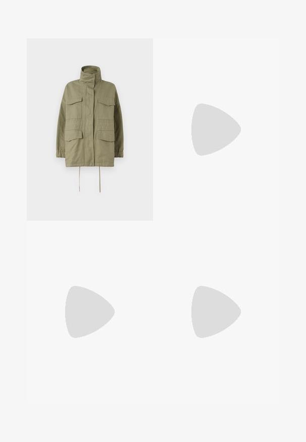 WEEKEND MaxMara BASTIA zielony; Biała bawełniana koszulka z krótkim rękawem, okrągłym dekoltem, luźnym krojem i przeszytym brzegiem. Metka widoczna wewnątrz dekoltu.; Białe spodnie typu wide-leg wykonane z bawełny o gładkiej fakturze. Posiadają zapięcie na guzik z przodu, zamek błyskawiczny oraz cztery kieszenie.; Czarna skórzana szpilka z ostrym czubkiem i okrągłym, kulistym obcasem. Gładka tekstura z eleganckim, minimalistycznym wzornictwem.