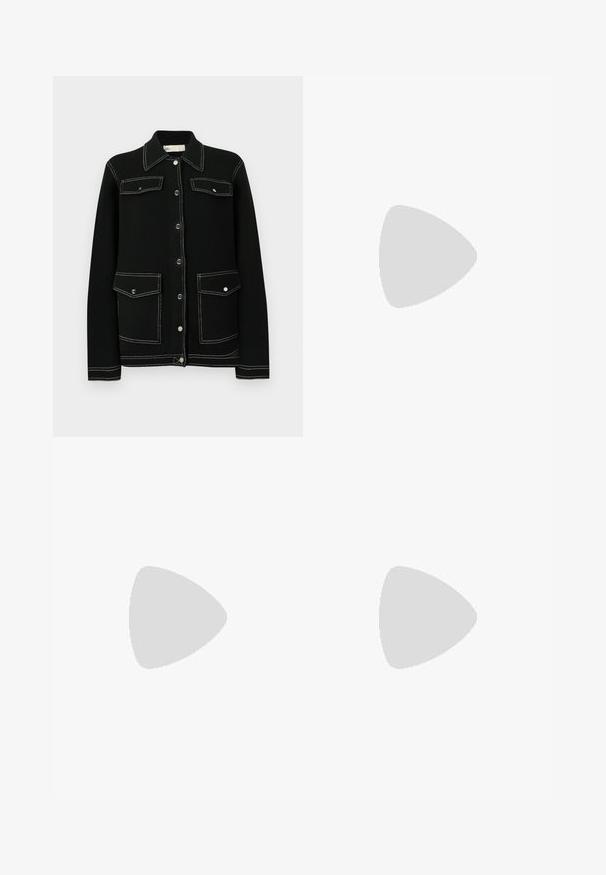 Juoda megzta striukė su kontrastingais baltais siūlais, spaudžiamais mygtukais uždarymui, dviem krūtinės kišenėmis ir klasikiniu apykaklės dizainu.; Juodas ilgarankovis marškinis su apykakle, turintis plėšyta tekstūra, visiško mygtukų uždarymo priekyje ir rankogaliais. Pagamintas iš lygaus audinio.; Juodos kelnės iš lygaus audinio, pasižyminčios aukštu liemeniu, plačiomis kojomis, priekinėmis klostėmis ir klasikiais diržo kilpomis. Šoninių kišenių nematyti.; Juodas odinis slingback tipo batas su apvalia nosimi, plokščiu padu, šoniniu išpjovimu ir dirželiu su auksinės spalvos detalėmis.