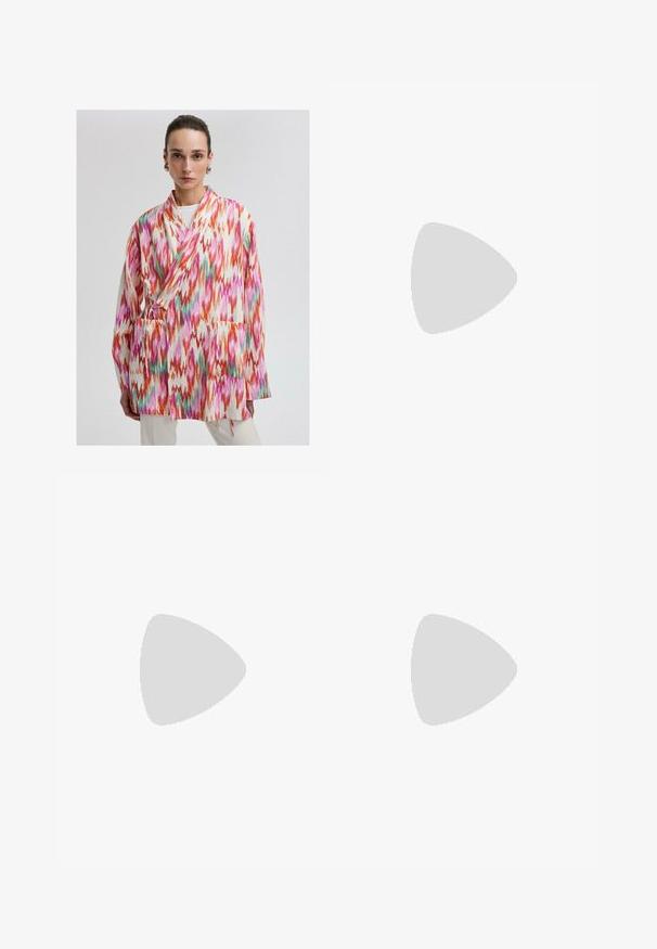 Giacca kimono leggera e colorata, con motivi a zigzag arancioni, rosa e verdi. Include tasche laterali e chiusura con legature.; Top bianco aderente realizzato in tessuto a coste, con maniche a farfalla e dettagli arricciati sui lati per texture e forma.; Pantaloni bianchi a gamba larga realizzati in tessuto leggero, dotati di una vita elastica e di un cordino per una vestibilità regolabile. Texture liscia.; Pantaloni in denim neri a gamba larga con dettagli di cucitura frontale, abbinati a sneakers bianche e rosa con suola in gomma e lacci rosa.