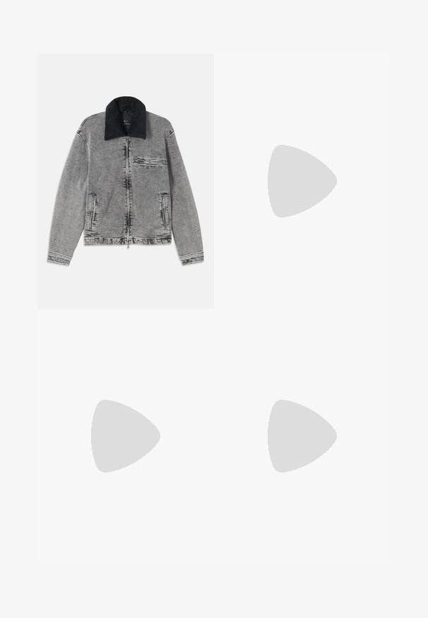 Siva denim jakna z ovratnikom iz črnega kordura, zadrga, ena žep na prsih in dva stranska žepa. Teksturna blaga z rahlim postopnim zbledeljem.; Bela dolgo rukava srajca s kragnico, izdelana iz bombaža, z žepom na prsih in toniranimi vezeninami ter gumbi na manšetah.; Rjave hlače z visokim pasom, izdelane iz teksturirane tkanine. Imajo široke noge in dve sprednji pregibi za strukturo. Urejen zaključek brez vidne strojne opreme.; Črne usnjene loafer čevlje z gladko teksturo, zaobljenim nosom in dekorativnim trakom čez zgornji del. Nizka zložena peta, minimalističen dizajn.; Črna platnena torba s črnimi usnjenimi ročaji. Preprost dizajn, prostorna notranjost in gladka tekstura. Brez vidnih logotipov ali vzorcev.