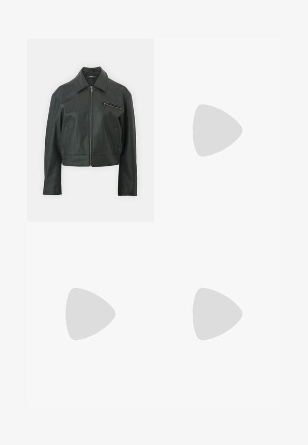 Črna usnjena jakna z ovratnikom, sprednjim zadrgo in stranskim žepom. Ima eleganten, skrajšan dizajn in gladko teksturo.; Bela bombažna majica s krožnim izrezom, kratkimi rokavi in prilegajočim se dizajnom. Gladka tekstura brez vzorcev ali okraskov.; Črne široke kavbojke z visokim pasom, ki imajo dva sprednja žepa in kovinske gumbi. Tkanina ima gladko teksturo.; Črne gležnjarje do kolen iz gladkega usnja, z ostrim nosom, blokinim peto in V-oblikovanim izrezom na vrhu.