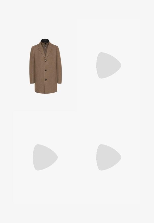 Matinique TRACE - Korte frakker - walnut; Pakke med tre t-shirts: én sort og to hvide. Hver har rund halsudskæring, korte ærmer og er lavet af glat bomuldsstof.; Mørkeblå bukser med flad frontdesign, fremstillet af glat stof. Bemærkelsesværdige detaljer omfatter to sidelommer og lynlås med knaplukning.; Brune lædersko med indviklede broguing-detaljer, rund tå og flad hæl. Har fem snøringsøjer og en glat overflade.; Sorte og sølv solbriller med katteøje-form, gradient linser og metalliske detaljer på rammen. Plastiske arme med grå spidser.