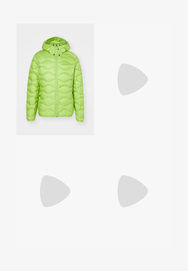 Peak Performance HELIUM HOOD - Chaqueta de plumas - stand out green; Polo blanca de algodón. Con un cuello clásico, tapeta de tres botones y mangas cortas. Logo sutil bordado en el pecho.; Pantalones de mezclilla en azul claro con un corte holgado, cierre de botón, bolsillos frontales y dobladillo con puño, que cuentan con un diseño clásico de cinco bolsillos.; Botín de cuero marrón con ojales de metal, forro de piel sintética blanca, cuello acolchado negro, suela resistente y logotipo en relieve en el costado.; Gafas de sol negras, con forma cuadrada y lentes grises. Las gruesas monturas de plástico presentan detalles en dorado y la marca en la patilla. Textura suave.