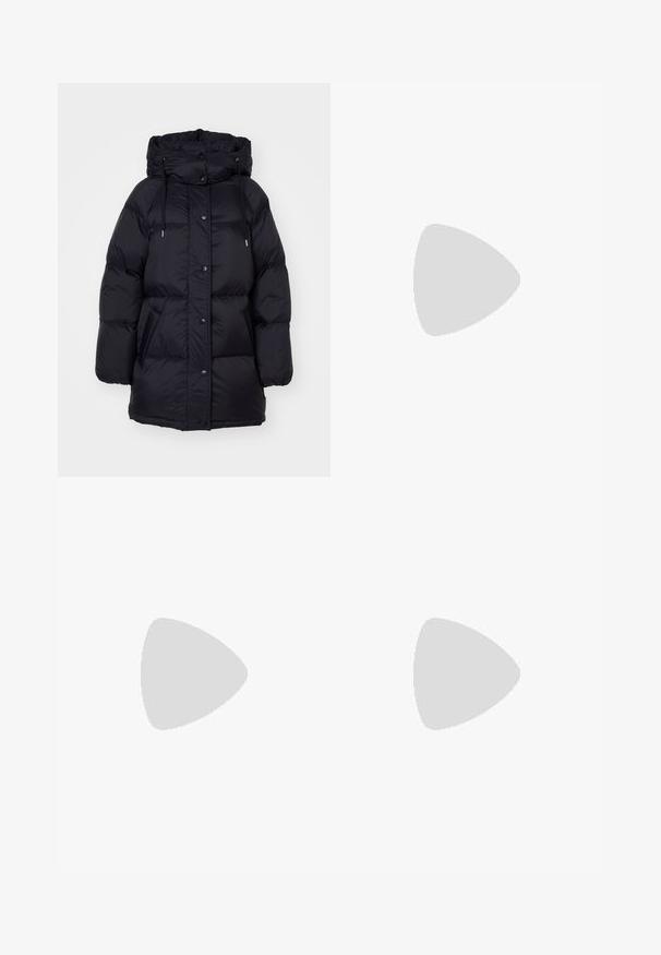 GANT MID LENGTH JACKET - Dunkappa / -rock - black; Grå stickad tröja med avslappnad passform, rund halsringning, ribbade ärmslut och nederkant. Mjuk textur med ett subtilt stickat mönster. Kombineras med ljusa byxor.; Ljusgrå vida jeans med hög midja, klassisk femficksdesign, knäppning och diskret urtvättning över hela plagget.; Svarta läderankelstövlar med spetsig tå, klack i blockstil och texturerade sidopaneler, bärs med mörka byxor mot en vit bakgrund.