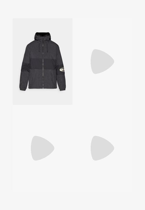 Zip-up jakke med hette, laget av svart stoff med rutenettmønster og solid svart panel. Inkluderer logo på høyre erm.; Svart t-skjorte laget av glatt stoff med rund hals, med tre grønne striper på skuldrene og en liten grønn logo på brystet.; Svart nylonbukser med elastisk midjebånd, med en lett, teksturert overflate og sømdetaljer for et moderne design.; Sort skinnesko i svart semsket skinn med gule detaljer, med tre striper og en brun gummisåle. Inkluderer en polstret tunge for komfort.