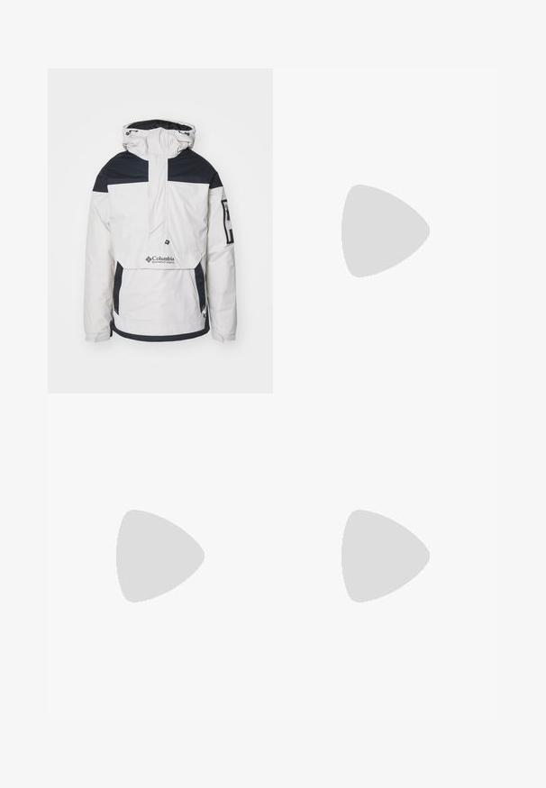 Hvit og marineblå anorakkjakke med halv glidelås, elastiske mansjetter, hette med justerbar snor, og frontlomme med Columbia-logo.; Svart kortermet treningsskjorte laget av lett, teksturert stoff. Har en liten hvit logo på brystet og rund halsringning.; Columbia ESSENTIAL HIKE™ PANT - Friluftsbukser - black; Lys beige atletiske sko med en teksturert overdel, brune detaljer og en tykk, robust såle. Har mesh-paneler og en løftingstropp bak.