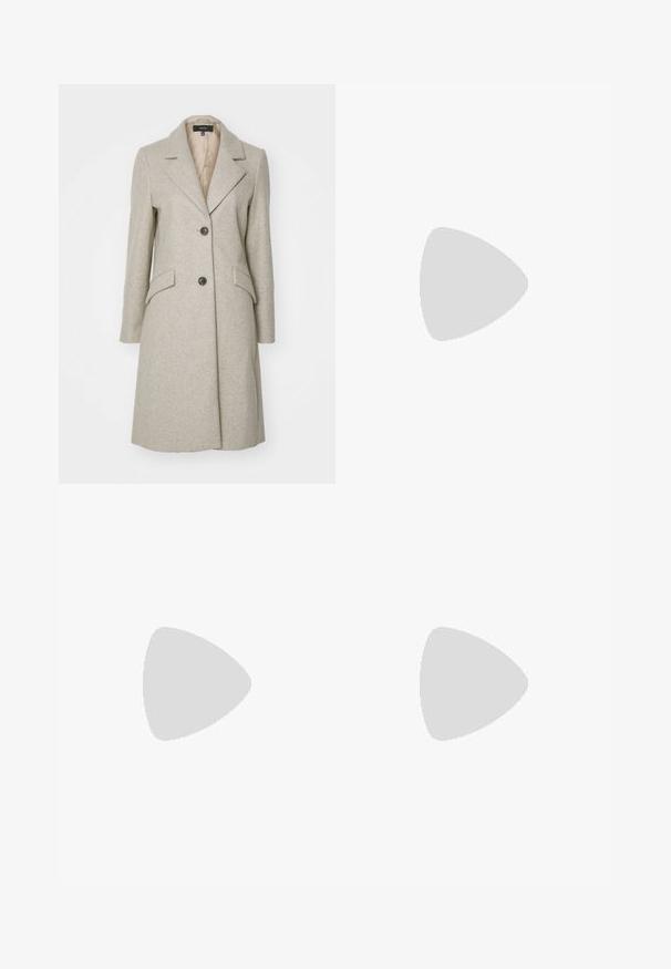 Vero Moda VMFORTUNESARA LONG COAT - Klasični plašč - silver mink melange; Črna majica iz bombaža s kratkimi rokavi, ki pokriva belo dolgi rokav z subtilnim teksturiranim vzorcem. Oblika izrezanega vratu.; Črne široke hlače s nabranim pasom, ki imajo dva stranska žepa in so izdelane iz gladkega, lahkega blaga. Brez vidnih vzorcev ali kovinskega okova.; Črne lakirane sandale s peto, kvadratnim prstom, trakovi okrog gležnja in srebrnimi zaponkami. Opremljene so s stabilno Debelo peto.