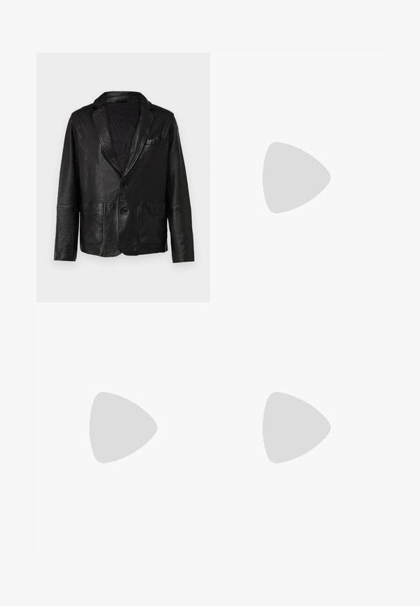 Blazer in pelle nera con colletto a revers, due tasche frontali e due bottoni, dal finish liscio e testurizzato con fodera trapuntata.; T-shirt di cotone color crema con colletto rotondo. Maniche corte e vestibilità comoda. Presenta un piccolo logo sul colletto. Tessuto morbido.; Jeans in denim blu chiaro con una vestibilità morbida, dotati di un cinturino bianco con lacci e distinti strappi sulla parte anteriore, che mostrano bordi sfilacciati.; Sneaker a basse con pannelli in suede nero e pelle bianca, lacci neri e suola in gomma bianca spessa, mostrato dal lato esterno.