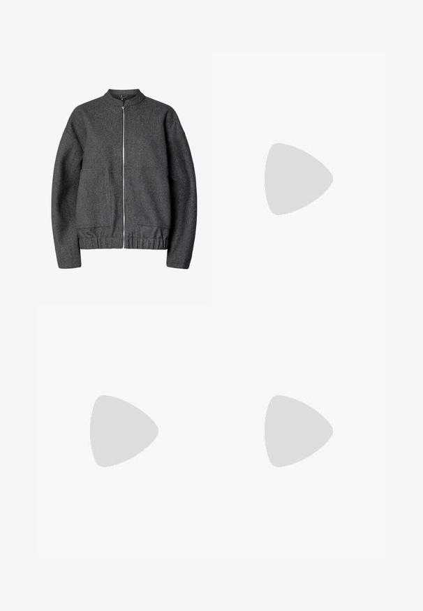 Giacca bomber in lana grigia con colletto rotondo, chiusura frontale con zip, due tasche laterali e vita e polsini elasticizzati.; Tre magliette a maniche lunghe impilate: nera, grigia e bianca. Ognuna ha un colletto rotondo e un design accorciato con tessuto morbido e leggero.; Pantaloni neri a zampa d'elefante realizzati in tessuto elastico, con vita alta e orli svasati con aperture laterali per una maggiore libertà di movimento.; Sneakers in suede grigio con lacci bianchi, strisce nere e suola in gomma bianca. Presentano un logo circolare sulla linguetta e una suola in gomma.