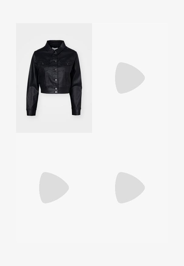 Giacca di jeans nera a vita corta in pelle sintetica, con chiusura a bottoni, due tasche sul petto e maniche lunghe con polsini aderenti.; Top senza maniche nero realizzato in tessuto morbido, caratterizzato da un collo arrotondato e un design aderente senza motivi visibili o decorazioni.; Pantaloni neri a vita alta con una cintura arricciata, realizzati in un tessuto elastico e liscio, con una silhouette a gamba dritta. Senza motivi visibili.; Stivali neri in pelle fino al ginocchio con punta quadrata e tacco a blocco. Caratterizzati da una chiusura laterale con zip e una texture liscia.