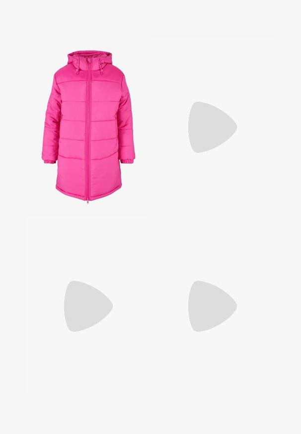 Polstret pink jakke med lynlås foran, en justerbar hætte og elastiske manchetter. Overfladen har en glat tekstur med quilted detaljer.; Sort cropped t-shirt lavet af bomuld. Har korte ærmer og rund halsudskæring. Glat tekstur med et enkelt design, ingen ekstra mønstre.; Sorte brede bukser lavet af glat, skinnende stof med elastisk talje og uden synlige lommer eller hardwaredetaljer.; Sorte kanvas sneakers med hvide snørebånd, hvid gummitåhætte og en kraftig hvid mellemsål. Har diskret hvid syning og en gummisål.