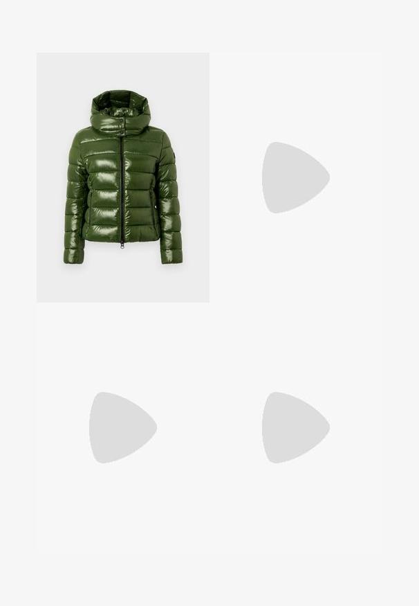 Casaco acolchoado verde com acabamento brilhante, apresentando uma gola alta, design acolchoado horizontal e dois bolsos laterais com fecho de correr.; T-shirt preta de algodão com mangas curtas dobradas, apresentando um logotipo em relevo no centro e um pequeno detalhe de bandeira na lateral.; Calças jeans brancas de perna larga, feitas de tecido de algodão misto. Apresentam fecho de correr, design de cinco bolsos e costura ao longo das costuras.; Sapatilha preta em couro com textura suave, sola de borracha branca, detalhes em dourado no calcanhar e nos ilhós, apresentando um logotipo na lateral.