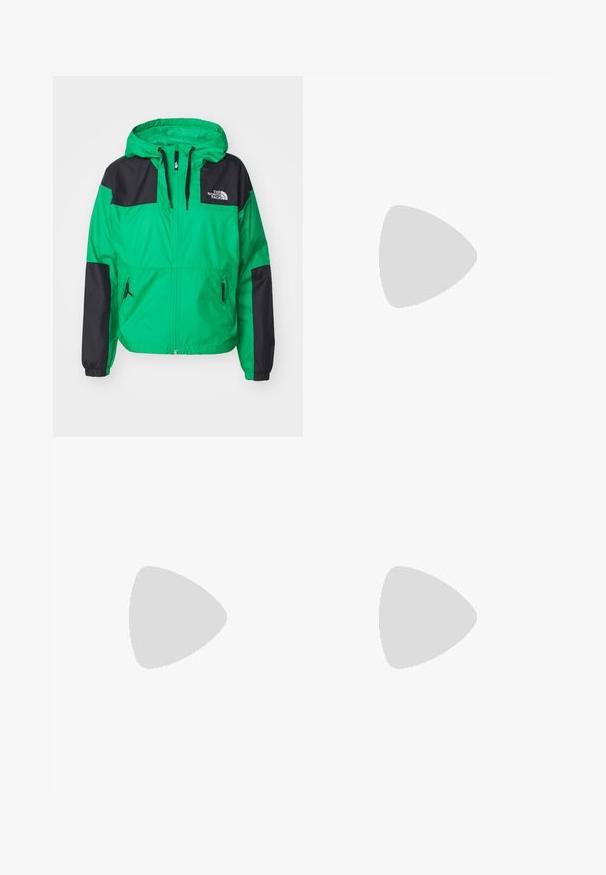 The North Face SHERU  - Lauko striukė - optic emerald/black; Balta raukšlėta liemenėlė be rankovių, su apvaliu iškirpimu, tiesiu apvadu ir lygiu, elastingu audiniu.; Aukštos juosmens platūs džinsai vidutinio mėlynumo denimo, su išblukusiu skalbimu, tradiciniu kišenių dizainu ir sagos uždarymu priekyje.; Juodi odiniai Chelsea batai su elastinėmis šoninėmis juostomis, geltonais siuvinėjimais ir tekstūruotais gumos padu. Su užtrauktuku kulno srityje.