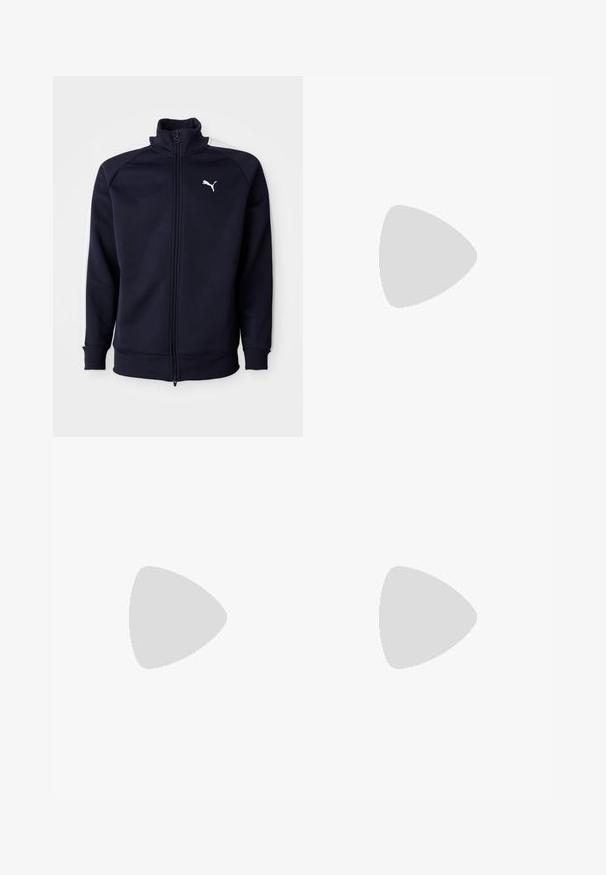 Mørkeblå zip-up hettejakke med høy krage, ribbestrikkede mansjetter og kant. Har hvite side-striper og en liten hvit Puma-logo på brystet.; To polo skjorter: en marineblå og en hvit, begge med en liten rød, hvit og blå aksent på brystlommen og kragen.; Mørkeblå denimjeans med smal passform, subtil falming, fem lommer og metallknaplukking. Sømmer i kontrastfarge.; Hvite sportsko laget av syntetisk materiale. Har glatt tekstur, avrundet tå, snøring og stripet dekor på sidene.