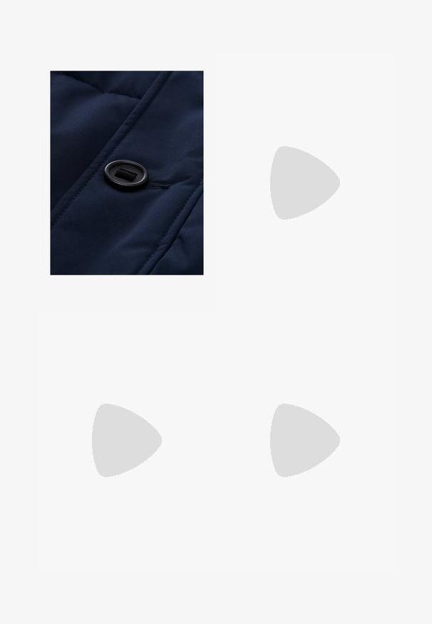 Marineblå polstret stoff med en jevn tekstur, med en svart knapp og snor detalj på overflaten, som fremhever quiltede mønstre.; To t-skjorter: en marineblå med et rundt logo, den andre hvit med et lite ankerdesign. Laget av bomull, kortermede.; Lyseblå denimjeans med løs passform, midjehøyde og rette ben. Har fem lommer, beltehemper og knappelukking.; Hvite slip-on joggesko med teksturert overflate, tykk såle og minimalistisk design. Har merkevarelogo på siden.