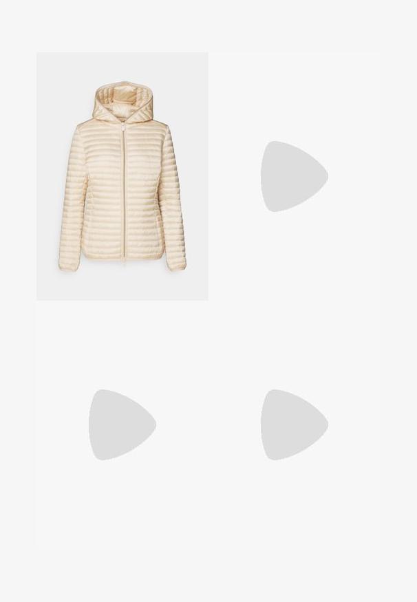 Save the duck ALEXA - Giacca da mezza stagione - shore beige; T-shirt bianca oversize realizzata in tessuto morbido, con collo rotondo e maniche corte, con un piccolo logo nero "Boss" sul davanti.; Jeans in denim azzurro chiaro con design a gamba dritta, vita alta e texture sbiadita. Presentano una chiusura frontale con bottone e un classico styling a cinque tasche.; Sneaker bianco con finitura liscia, caratterizzato da un accento sul tallone nero e un dettaglio metallico dorato sulla suola intermedia. Design con lacci, suola in gomma.
