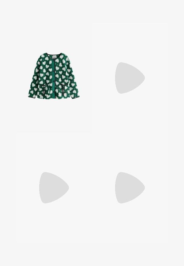 Cardigan verde in pile con motivi a forma di cuore bianchi, con chiusura a bottoni, bordi neri e due tasche frontali. Tessuto morbido e texture.; Top nero a costine con scollo alto e design senza maniche. Presenta una silhouette aderente e una texture morbida.; Jeans in denim blu con una vestibilità slim, vita alta, cinque tasche e cuciture in contrasto. Presentano una chiusura con bottone e zip.; Sneaker in suede verde con strisce in pelle bianca, suola in gomma, collarino imbottito e design minimalista. Presenta il marchio sul lato.