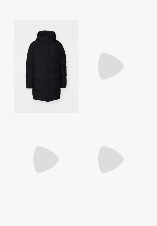 Holzweiler LOM DOWN JACKET - Daunenjacke - black; Schwarzes, oversized T-Shirt mit kurzen Ärmeln und rundem Ausschnitt, mit sichtbarem Filippa K Markenlabel im Kragen.; Schwarze maßgeschneiderte Hose mit geradem Bein, zwei Fronttaschen und einer doppelten Knopfverschluss an der Taille. Glatte Stoffoberfläche.; Helle beigefarbene Leder-Sneaker mit flachen Schnürsenkeln, einer strukturierten Oberfläche und einer kontrastierenden, cremefarbenen Gummisohle, kombiniert mit schwarzen eng geschnittenen Hosen.