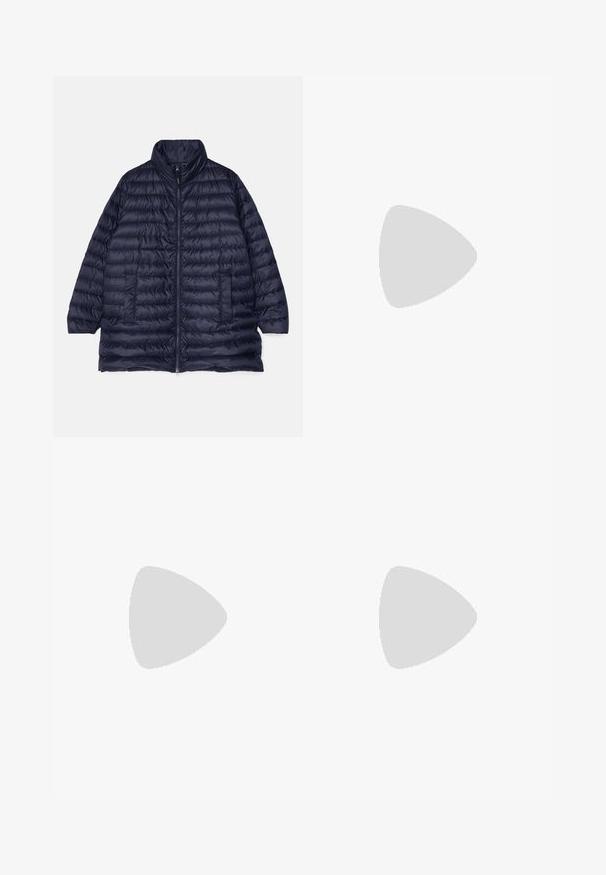 ASPESI CAPPOTTO HELEN - Kaput ispunjen paperjem - navy; Crna dugosruga majica s rolijom i rebrastim manžetama i donjim rubom, prikazana na jednostavnoj bijeloj pozadini.; Crne hlače od glatkog materijala s visokim strukom, širokim nogavicama, prednjim pregibima i klasičnim petljama za remen. Nema vidljivih bočnih džepova.; Crne lakirane sandale s širokim potpeticama, otvorenim prstima i remenom oko gležnja s zlatnom kopčom. Glatka tekstura i elegantan dizajn.