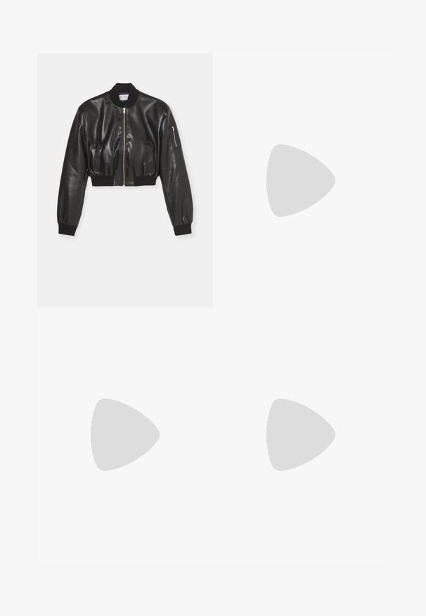 Fête Impériale PLATON JACKET - Bunda z nepravej kože - black; Biela košeľa s dlhým rukávom vyrobená z hladkej tkaniny, s klasickým golierom, predným zapínaním na gombíky a jednoduchými manžetami v čistom, minimalistickom dizajne.; Džínsy s rozšírenými nohavicami v tmavo modrej farbe s hladkou textúrou, dizajnom s piatimi vreckami a gombíkovým zapínaním v oblasti pása.; Čierne kožené slip-on mule s špicatou špičkou, zberanou textúrou a malým podpätkom. Obsahuje šnúrovací detail na otvorení.; Malá čierna kožená kabelka zaobleného tvaru, s hornou rukoväťou a odnímateľným popruhom. Nosená s čiernymi látkovými šatami a čiernymi plisovanými topánkami.; Náušnice zlatého tónu vo forme kruhu, pozostávajúce z dvoch prepletených okrúhlych tvarov, hladký povrch a uzáver na štud pre bezpečné nosenie.