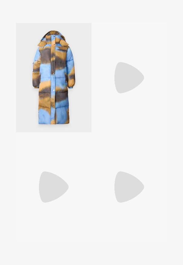 Gepolsterter langer Mantel mit einem abstrakten Muster in Blau, Braun und Gold. Ausgestattet mit einer Kapuze, Druckknöpfen und seitlichen Taschen. Weiche Textur.; Even&Odd Petite 2 PACK - Top - light grey/black; Even&Odd Petite Stoffhose - beige; Schwarze Leinensneaker mit weißer Gummisohle, runder Zehenpartie, niedriger Schnürung, Metallösen und einer strukturierten Zehenkappe. Dünner schwarzer Streifen entlang der Sohle.