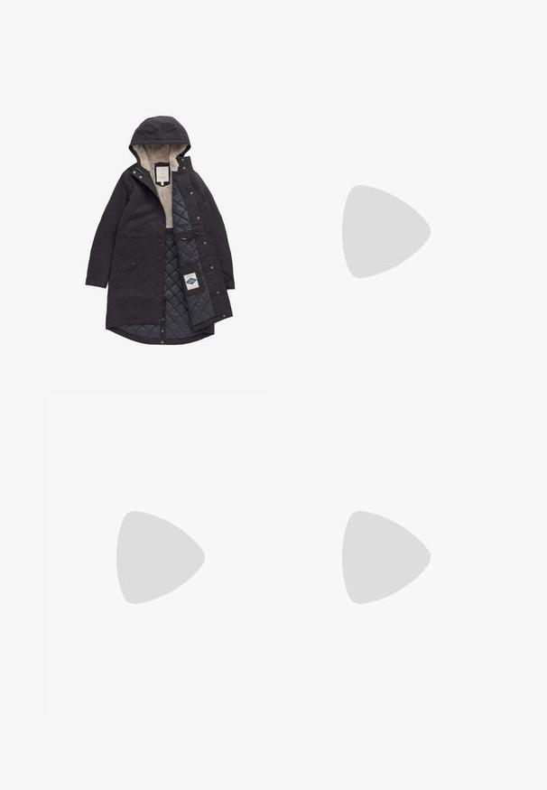 Fekete vízálló parkában, állítható kapucnival, puha bézs béléssel, steppelt sötétszürke béléssel, elülső zsebekkel és patentos záródással.; Fekete pamut póló rövid ujjakkal, bal mellkason egy kis rózsaszín pillangó grafikával. Kerek nyakú kialakítás, laza fazonnal.; Fekete kordbársony nadrág egyenes szabással, lapos derékkal és láthatatlan zsebekkel, sima textúrával és függőleges bordázással.; Fekete bőr platform cipők vaskos blokk sarkakkal, kerek orral és hagyományos fűzős kialakítással. Simára csiszolt felület és minimális részletezés jellemzi.