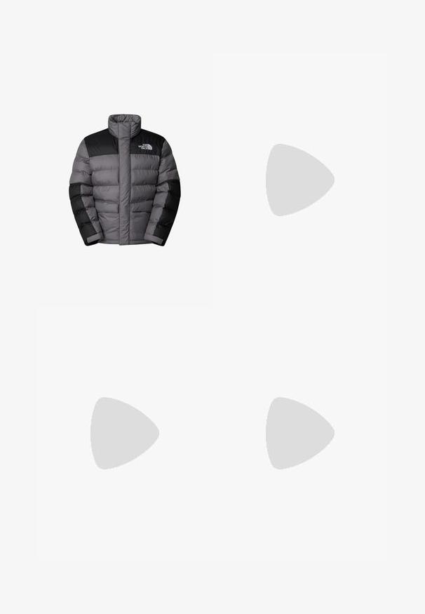 Giacca a vento imbottita grigia e nera con colletto alto, cuciture orizzontali, tasche frontali e logo The North Face sul petto.; T-shirt nera in cotone con maniche corte, colletto a giro, e un piccolo logo bianco sul lato sinistro del petto. Design semplice, texture liscia e vestibilità rilassata.; Pantaloni sportivi neri realizzati in tessuto leggero, con vita regolabile con cordino, tasche laterali e orli affusolati alle caviglie.; Sneaker da esterno nera con parte superiore in suede, suola in gomma testurizzata e robusto sistema di allacciatura. Presenta un tallone rinforzato e il logo del marchio sul lato.
