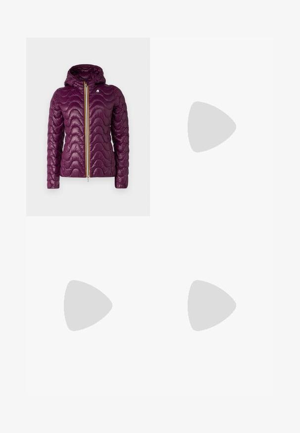K-Way QUILTED WARM - Giacca da mezza stagione - violet/purple; T-shirt nera in cotone con colletto rotondo, maniche corte e logo ricamato blu "Calvin Klein JEANS" sul davanti.; Pantaloni in denim nero a gamba dritta con cinque tasche, rivetti argentati e chiusura con bottone. Il tessuto ha una finitura liscia e leggermente testurizzata.; Sneaker nera con pannelli in pelle liscia e suede, lacci piatti, punta arrotondata e suola in gomma bianca. Logo distintivo sul tallone.