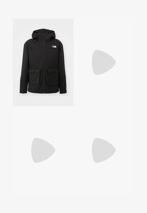 The North Face ANCOHUMA SOFTSHELL JACKET - Mekana jakna - black; Crna majica kratkih rukava od pamuka, s okruglim izrezom i malim bijelim logotipom na gornjem lijevom dijelu prsnog koša.; Crne vanjske hlače s patentnim zatvaračem na butu, elastičnim pojasom i glatkim, vodootpornim materijalom. Čist dizajn bez vidljivih logotipa.; Sive trail trkačka cipela s teksturiranim gornjim dijelom, izdržljivom gumenom potplatom i ojačanim vrhom. Ima vezice i logotip branda sa strane.