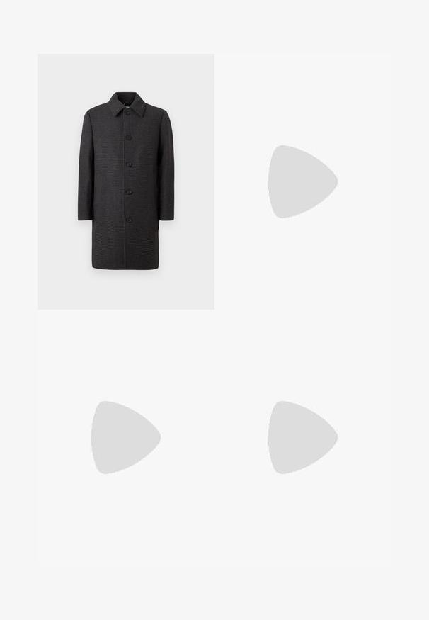 Casaco com padrão de pied de poule em preto e cinza, com corte reto, gola e cinco botões na frente. Design de comprimento médio com mangas longas.; T-shirt de algodão branco com mangas curtas, gola redonda, apresentando um logo CK preto na área do peito esquerdo, ajuste padrão, textura suave.; Calças pretas com um ajuste slim, feitas de tecido suave. Apresentam uma cintura com fecho de botão e pernas de corte reto.; Mocassins de couro preto com ponta arredondada, apresentando um design costurado, uma pequena tirinha frontal com detalhes em metal e uma sola de borracha plana.