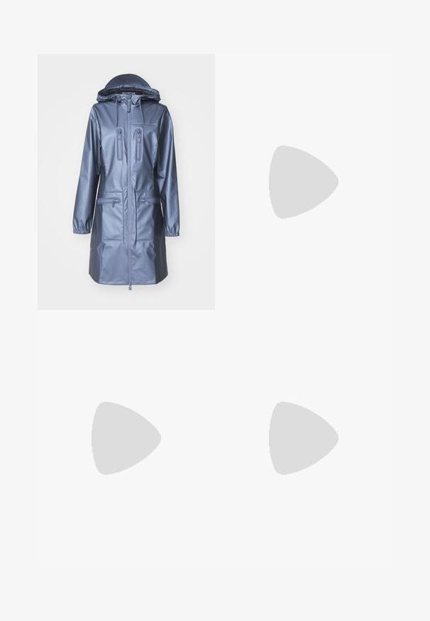Rains CARGO CURVE JACKET W3 - Parka - bay; Deux débardeurs à côtes : l'un bleu clair et l'autre blanc. Chacun présente un col rond et une silhouette ajustée, mettant en valeur la texture du tissu.; Jean en denim bleu clair avec une coupe droite, design à cinq poches, fermeture à un bouton et détails de couture subtils sur les coutures.; Baskets en toile bleu marine avec des œillets et des lacets blancs, présentant un capot en caoutchouc blanc et une bande noire le long de la semelle.