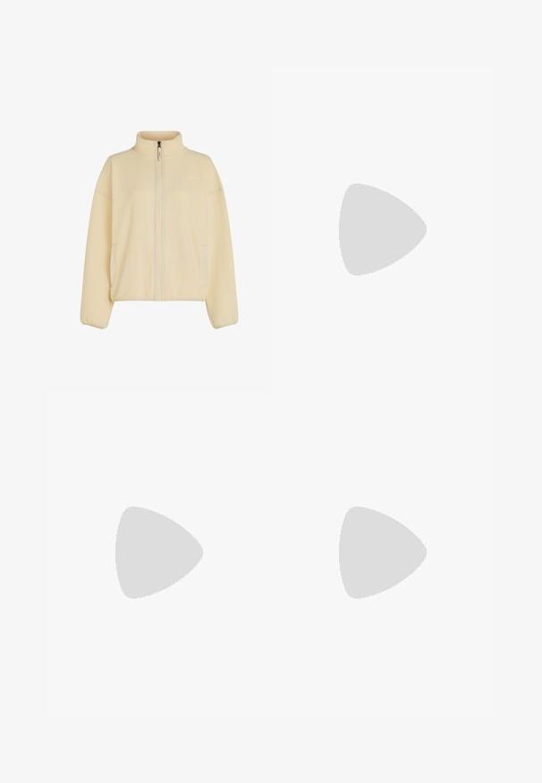 Veste en polaire de couleur crème douce, avec un col haut, une fermeture éclair frontale complète et des poches latérales. Tissu texturé avec des poignets côtelés.; T-shirt cropped à manches courtes marron en tissu doux, avec un col rond et des coutures nettes sans motifs ni accents.; Leggings marron en matériau extensible avec une taille haute à côtes et des poches latérales. Présentent une couture à plat pour une durabilité accrue.; Baskets Nike P-6000 avec une tige en mesh gris clair, des accents noirs et une semelle en caoutchouc noir durable. Présente un design complexe et un système de laçage.; Sac fourre-tout matelassé gris clair avec deux poignées pour l'épaule et une bandoulière amovible, présentant une texture lisse et rembourrée ainsi qu'un logo discret.