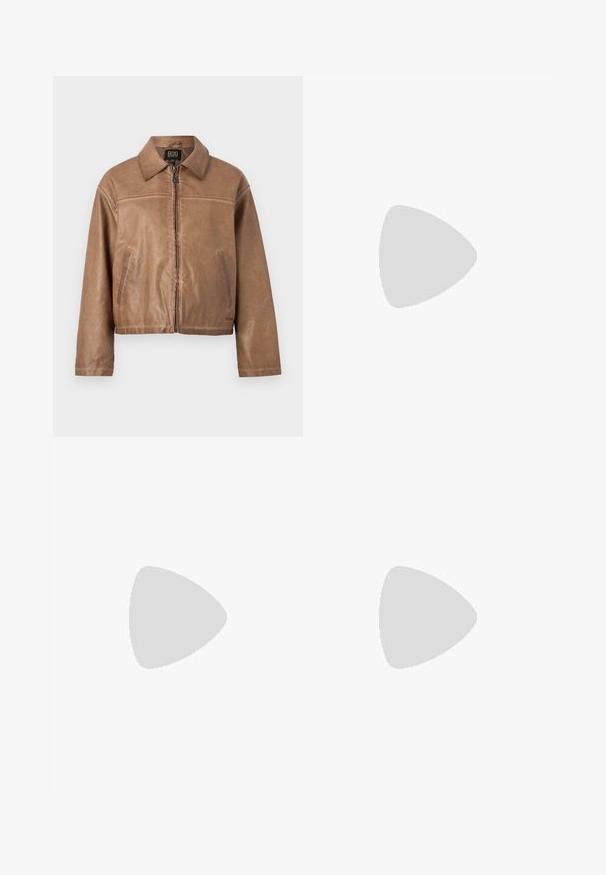 BDG Urban Outfitters DEX - Bunda z nepravej kože - light brown; Čierny krátky rukáv top vyrobený z elastického materiálu, s priliehavým strihom a riasením po stranách. Hladká textúra, klasický tvar.; Čierne nohavice so strihom rovného strihu, s prednými vreckami a bočnými rozparkami na leme. Vyrobené z mäkkej, hladkej tkaniny. Vhodné na rôzne príležitosti.; Čierne lakované sandále na podpätku so štvorcovou špičkou, navlečenými remienkami okolo členku a striebornými prackami. Disponujú masívnym blokovým podpätkom pre stabilitu.