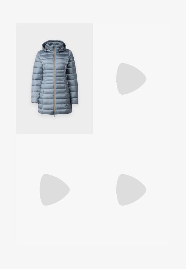 Giubbotto puffa grigio con cappuccio, caratterizzato da sezioni trapuntate orizzontali, una cerniera frontale e una morbida texture di tessuto lucido.; Maglione a collo alto crema con una morbida texture lavorata a maglia. Presenta maniche lunghe con polsini a coste e un design dalla vestibilità comoda.; Jeans a gamba larga di colore blu chiaro realizzati in denim, dotati di chiusura a bottone e due cuciture frontali che corrono verticalmente.; Stivali di gomma neri al ginocchio con suola spessa, grip texture e un'etichetta in tessuto nella parte superiore per una facile vestibilità. Finitura liscia e opaca.