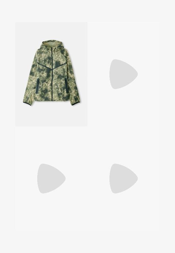 Kamuflaažjakker, millel on kapuuts, veekindlast kangast rohelise tooni variatsioonides, mustade aktsentide ja lukuga taskutega.; Valge puuvillane T-särk, millel on keskel must ja hall logo graafika. Klasikaline ümmargune kaelus ja lühikesed varrukad, millel on mugav lõige.; Mustade elastse vöökoha ja laia lõikega dressipüksid, mansetiga sääred, sile tekstuur ning ilma nähtavate mustrite või detailideta.; Beež ja koobalti spordijalats tekstureeritud võrkkattega, toetavad ülemised kihid ja kummist tallaga, millel on mustriga joonistus haardeks.