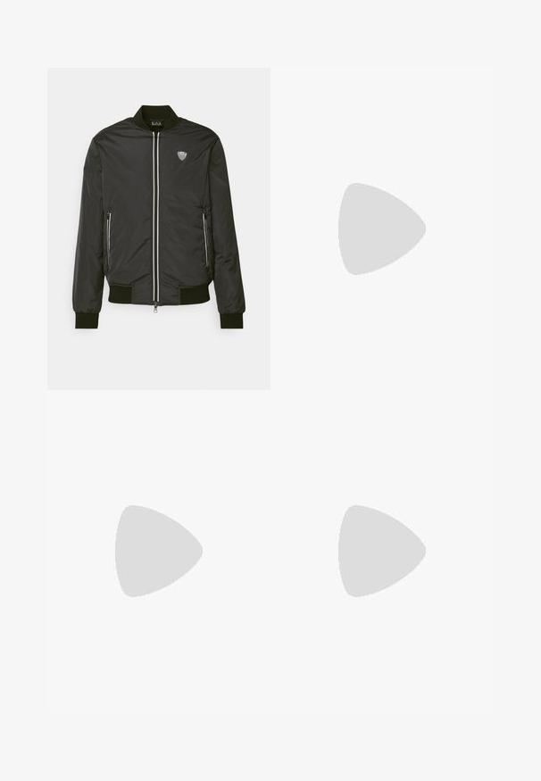 EA7 Emporio Armani JACKET - Bombejakke - notte; Hvit bomulls t-skjorte med rund hals og korte ermer, med en gullfarget EA7 Emporio Armani-logo trykket på fronten.; Sorte treningsshorts laget av mykt stoff, med elastisk midje og en liten gul EA7-logo nederst på venstre ben.; Hvit sneakers med semsket detaljer, rund tå, flate snøringer og en kremfarget gummisåle. Har grønn merking på hælen.
