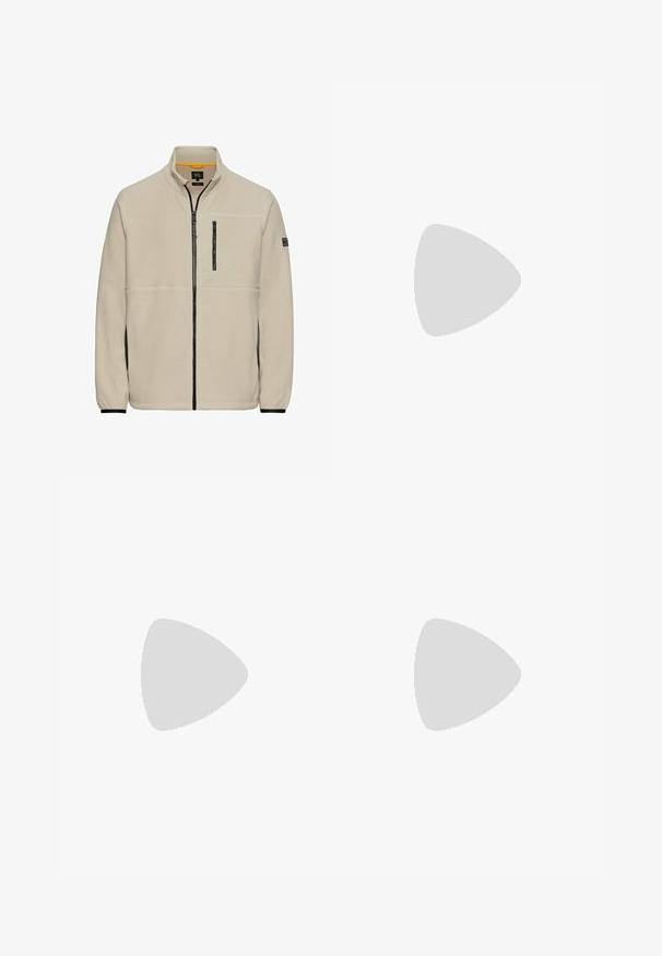 Beige Fleecejacke mit hohem Kragen, durchgehendem Reißverschluss vorne, schwarzer Reißverschlusstasche auf der Brust und kontrastierenden schwarzen Seiteneinsätzen.; Weißes T-Shirt aus Baumwolle mit kurzen Ärmeln, Rundhalsausschnitt und kleinem grauen Logo auf der linken Brustseite. Glatte Textur.; Dunkelblaue Baumwollhosen mit geradem Bein, einem Frontknopfverschluss und einem klassischen Bund mit Gürtelschlaufen.; Beige Sneaker mit niedrigem Schuhschaft, Schnürsenkeln, einem hellrosa Wildlederstreifen, perforierten seitlichen Details, einer weißen gerippten Sohle und einer dunkelgrünen Fersenschlaufe.