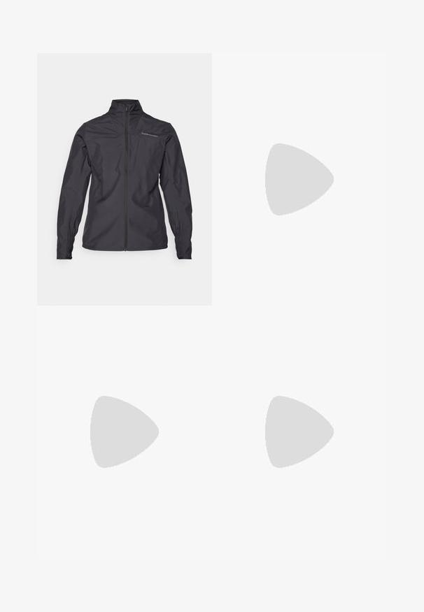 Schwarze leichte Jacke mit hohem Kragen, durchgehendem Reißverschluss, elastischen Bündchen und einem Logo auf der linken Brustseite. Glatte Textur.; Dunkles Langarm-T-Shirt aus strukturiertem Stoff, mit Rundhalsausschnitt und einem kleinen weißen Logo auf der linken Brustseite.; Schwarze, leichte, wasserabweisende Hose mit elastischem Bund und zwei Seitentaschen; glatte Textur; gerade Beinform.; Schwarze Sportschuhe mit einem atmungsaktiven Mesh-Obermaterial, Gummisohle, weißem dämpfenden Zwischensohle und reflektierenden Schnürsenkeln. Vibram-Logo auf der Sohle.