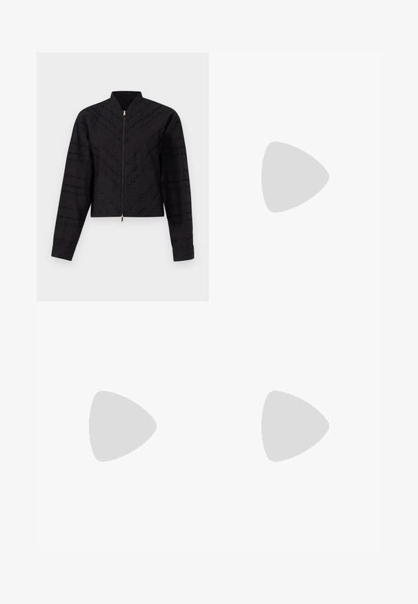 Giacca nera corta con un sottile motivo a trama, colletto alto e zip frontale con dettagli in oro.; Camicia bianca a maniche lunghe con bottoni, rifinita con pizzo su polsini e orlo, caratteristiche di un colletto alla mandarino e cuciture decorative sottili.; Shorts di denim bianco con taglio dritto, design a cinque tasche, chiusura frontale con bottone, accessori in argento e dettagli cuciti.; Scarpa slingback in pelle nera con punta appuntita, con un dettaglio intrecciato e un design superiore plissettato. Suola piatta con hardware minimale.