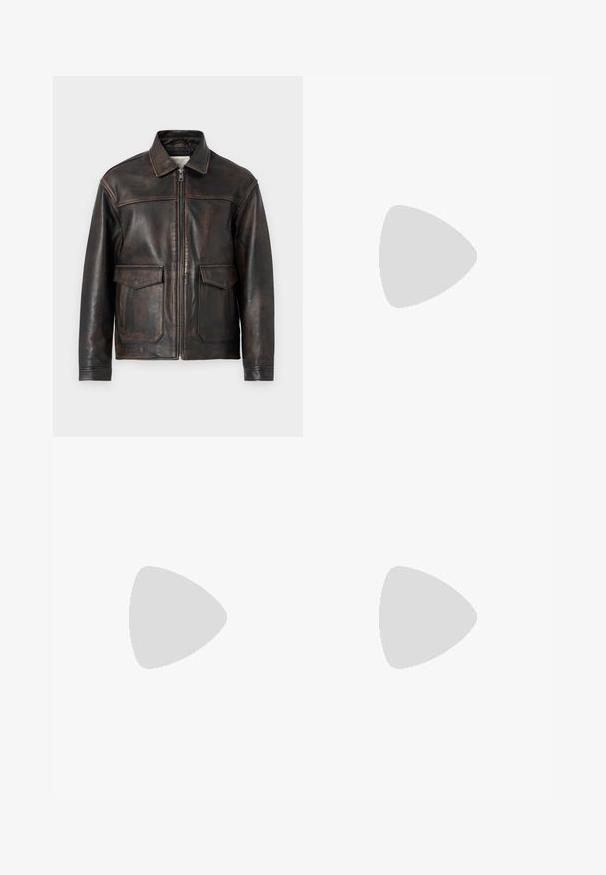 Jack & Jones PREMIUM JPRCCWALLACE  - Veste en cuir - brown stone; T-shirt en coton blanc avec un col rond, des manches courtes et un logo imprimé "ESS.WRD." sur la poitrine, design minimal.; Pantalons noirs à taille élastique avec une coupe droite, présentant une texture lisse et sans motifs ni éléments visibles.; Mocassins en cuir noir avec une finition lisse, ornés d'une sangle décorative et de coutures contrastées, associés à un pantalon beige.
